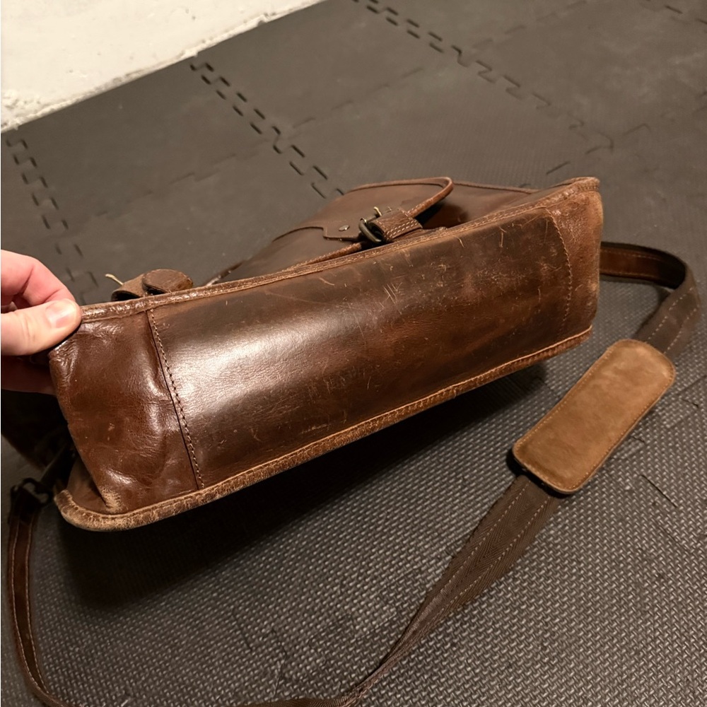 Levinson Buffalo Leather Messenger Bag - Rich Brown - Picture 13 of 16